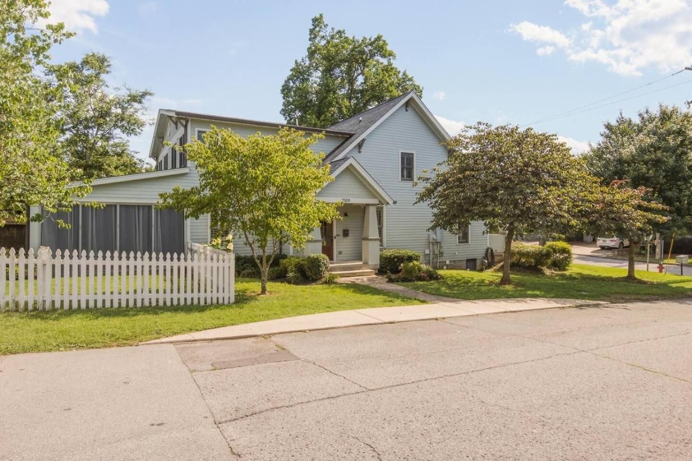 Sylvan Park With Fenced-in Yard, Porch, And Parking Holiday home *
