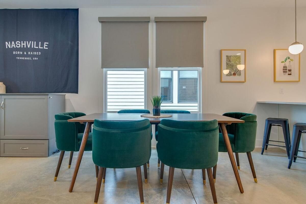 Modern East Townhome Walk To Local Favorite Restaurants And Bars 2 Car Garage Smart Tvs In Every Near Five Points The Gulch And 10 Min To Broadway 24 Hr Hospitality Holiday home