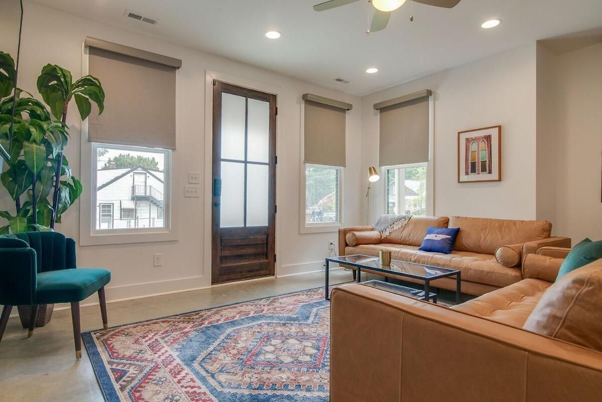 Modern East Townhome Walk To Local Favorite Restaurants And Bars 2 Car Garage Smart Tvs In Every Near Five Points The Gulch And 10 Min To Broadway 24 Hr Hospitality Holiday home