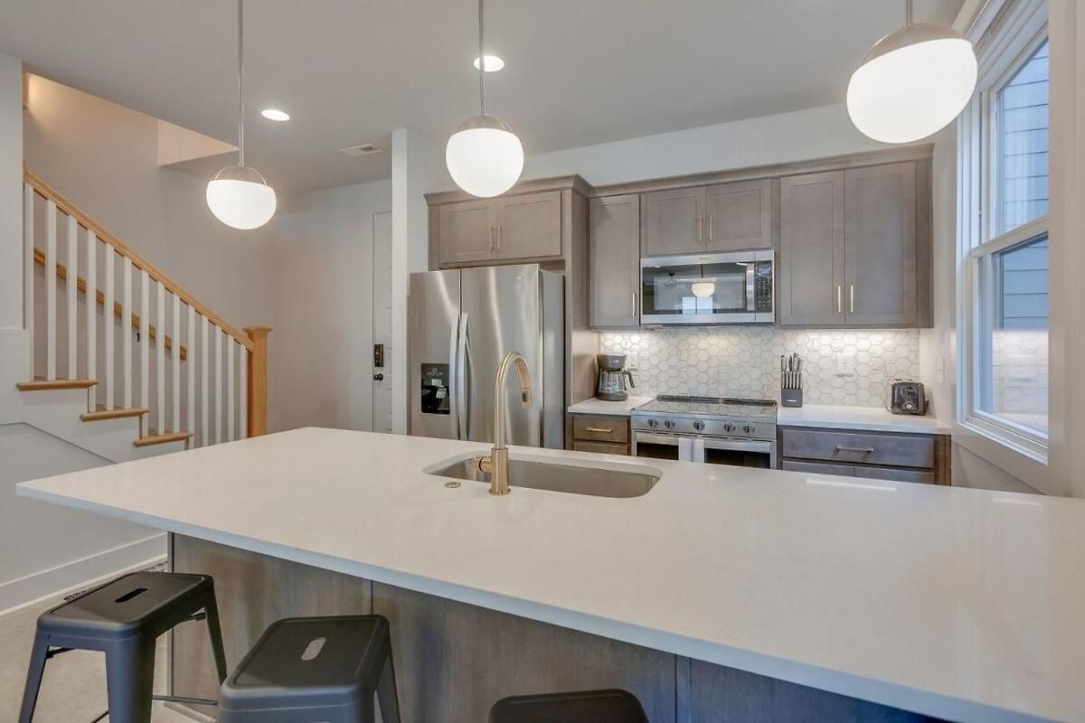Spacious And Walkable East Nash Designer Twin Homes Sleep 20 With Smart Tvs Workspaces And Fast Wifi 2 Garages And Full Kitchens Walk To Mas Tacos 10 Min To Broadway 24 Hr Hospitality Holiday home Nashville