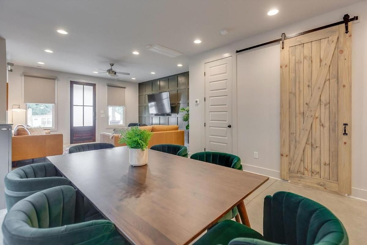 Spacious And Walkable East Nash Designer Twin Homes Sleep 20 With Smart Tvs Workspaces And Fast Wifi 2 Garages And Full Kitchens Walk To Mas Tacos 10 Min To Broadway 24 Hr Hospitality