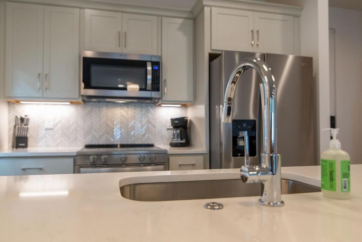 Modern East Townhome Walk To Local Favorite Restaurants And Bars 2 Car Garage Smart Tvs In Every Near Five Points The Gulch And 10 Min To Broadway 24 Hr Hospitality *