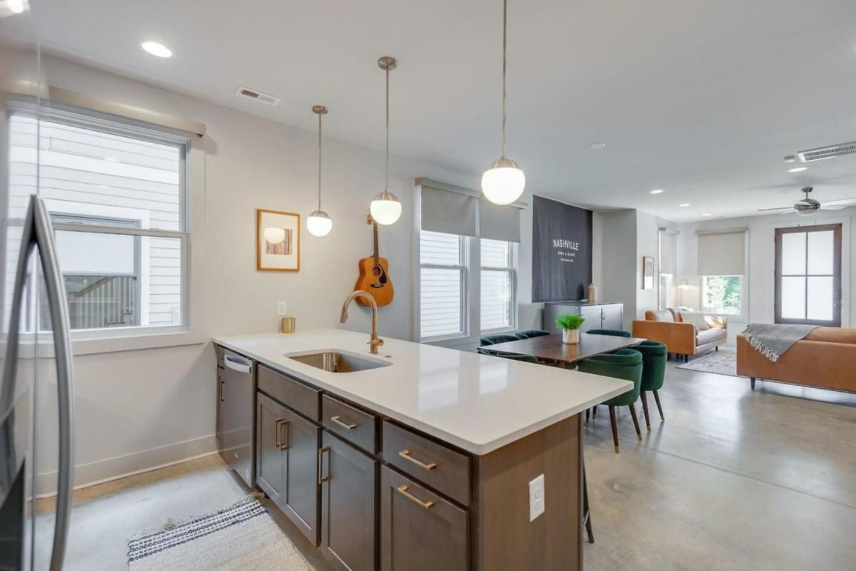 Spacious And Walkable East Nash Designer Twin Homes Sleep 20 With Smart Tvs Workspaces And Fast Wifi 2 Garages And Full Kitchens Walk To Mas Tacos 10 Min To Broadway 24 Hr Hospitality *
