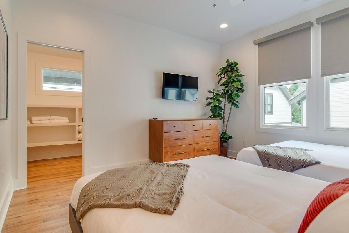 Modern East Townhome Walk To Local Favorite Restaurants And Bars 2 Car Garage Smart Tvs In Every Near Five Points The Gulch And 10 Min To Broadway 24 Hr Hospitality Holiday home