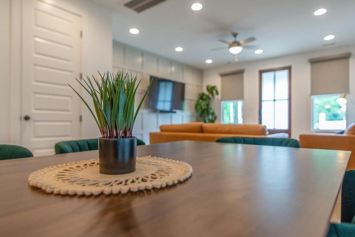 Holiday home Modern East Townhome Walk To Local Favorite Restaurants And Bars 2 Car Garage Smart Tvs In Every Near Five Points The Gulch And 10 Min To Broadway 24 Hr Hospitality *