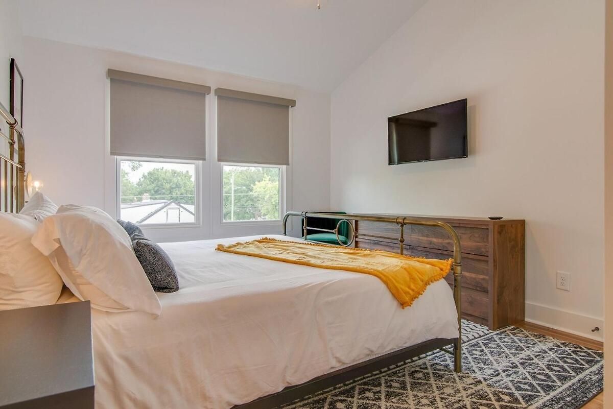 Holiday home Modern East Townhome Walk To Local Favorite Restaurants And Bars 2 Car Garage Smart Tvs In Every Near Five Points The Gulch And 10 Min To Broadway 24 Hr Hospitality Nashville