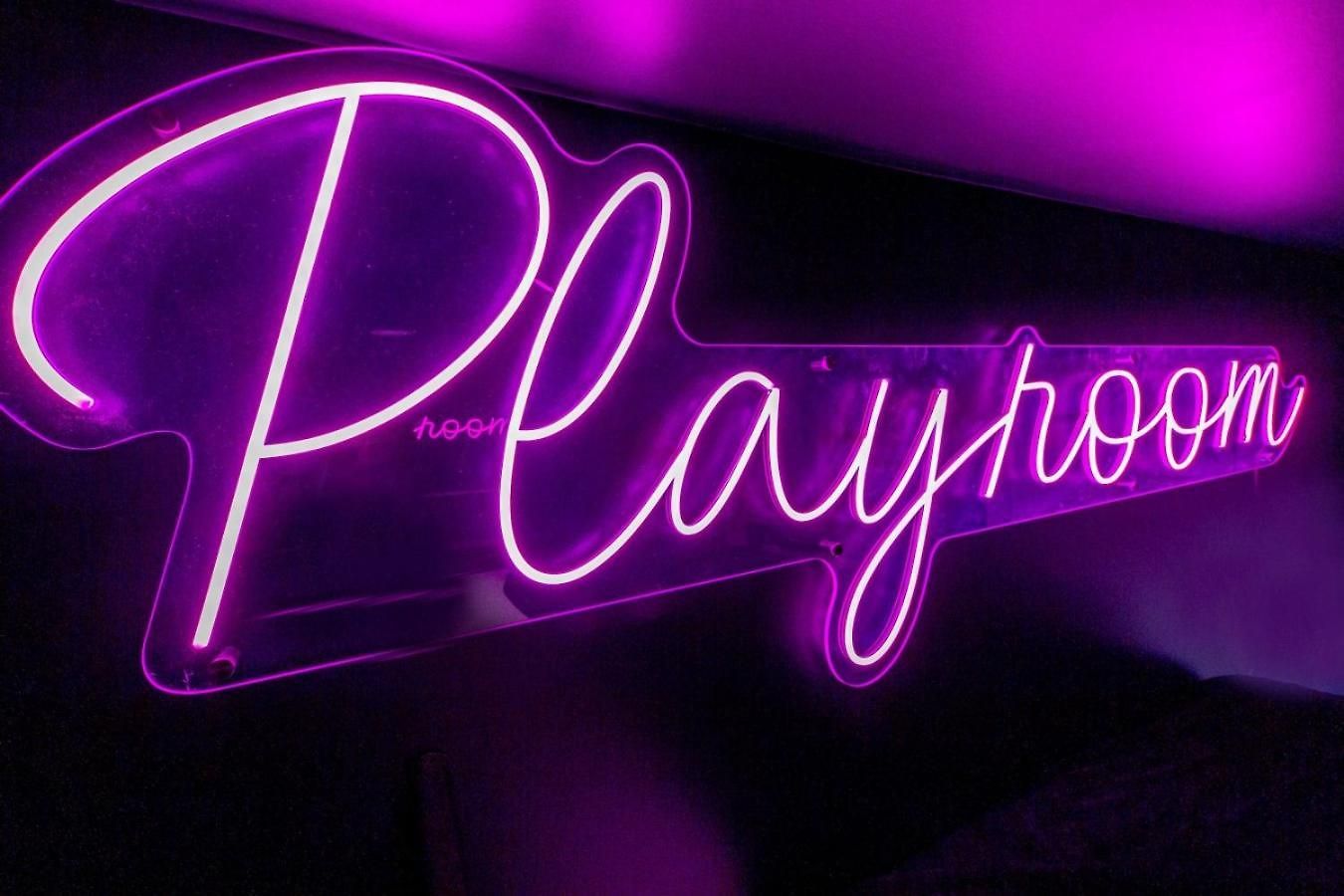 Playmate Lounge - Rooftop Hot Tub Game *