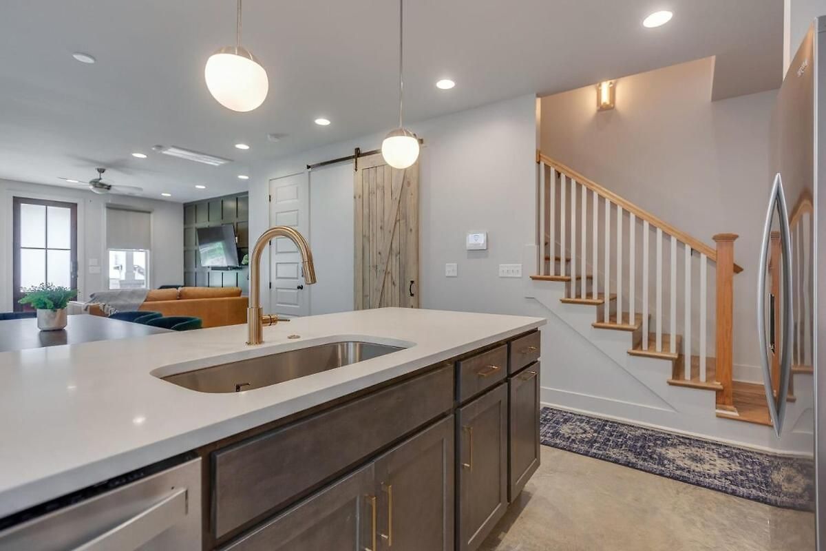 Spacious And Walkable East Nash Designer Twin Homes Sleep 20 With Smart Tvs Workspaces And Fast Wifi 2 Garages And Full Kitchens Walk To Mas Tacos 10 Min To Broadway 24 Hr Hospitality Nashville