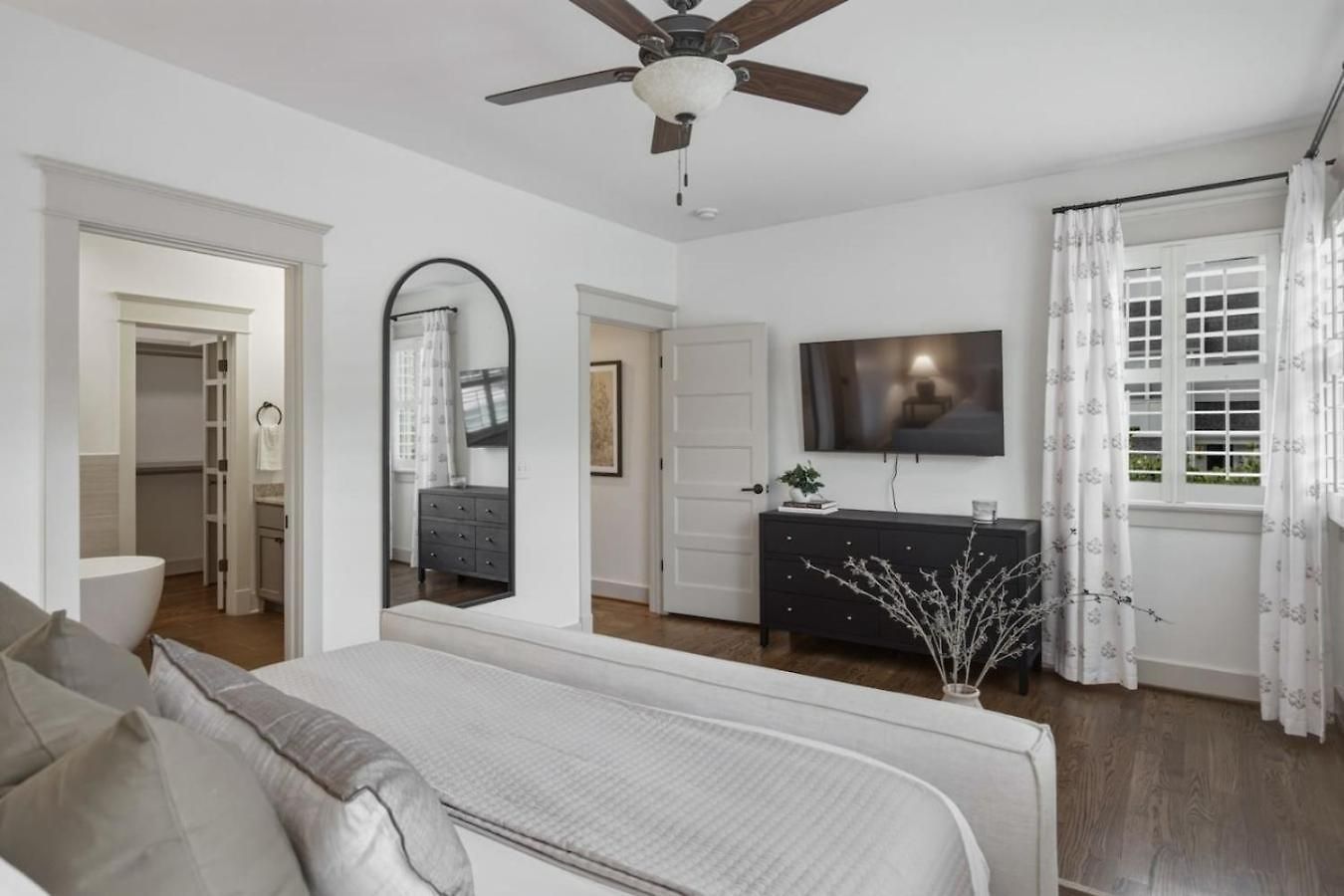 Sylvan Park With Fenced-in Yard, Porch, And Parking *
