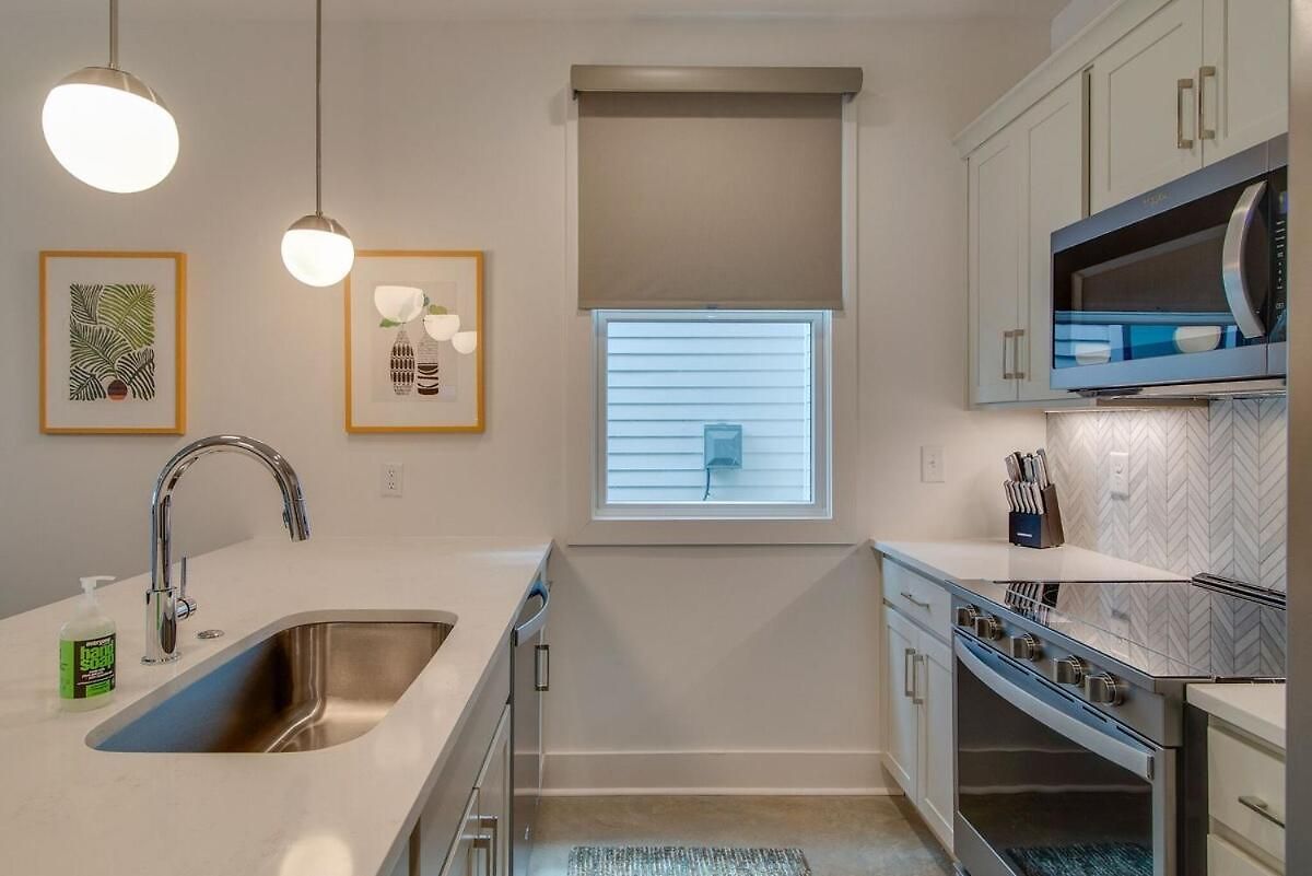 Modern East Townhome Walk To Local Favorite Restaurants And Bars 2 Car Garage Smart Tvs In Every Near Five Points The Gulch And 10 Min To Broadway 24 Hr Hospitality Holiday home Nashville