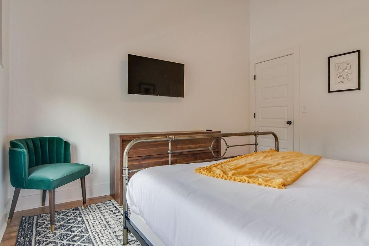 Modern East Townhome Walk To Local Favorite Restaurants And Bars 2 Car Garage Smart Tvs In Every Near Five Points The Gulch And 10 Min To Broadway 24 Hr Hospitality Holiday home Nashville