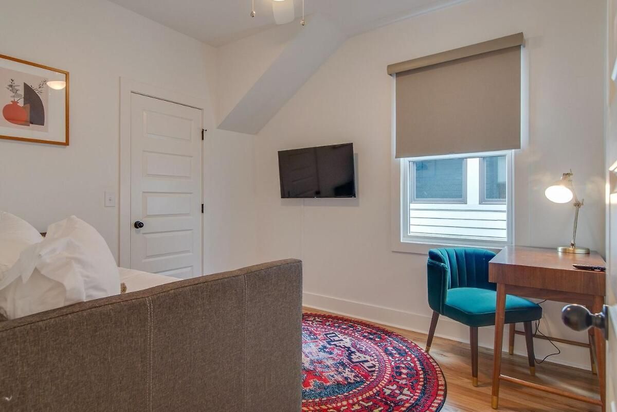 Modern East Townhome Walk To Local Favorite Restaurants And Bars 2 Car Garage Smart Tvs In Every Near Five Points The Gulch And 10 Min To Broadway 24 Hr Hospitality