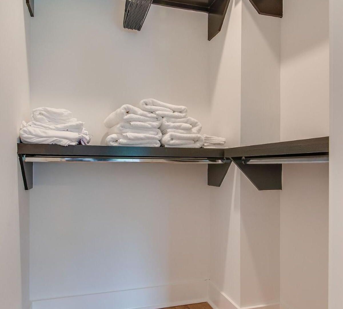Holiday home Modern East Townhome Walk To Local Favorite Restaurants And Bars 2 Car Garage Smart Tvs In Every Near Five Points The Gulch And 10 Min To Broadway 24 Hr Hospitality