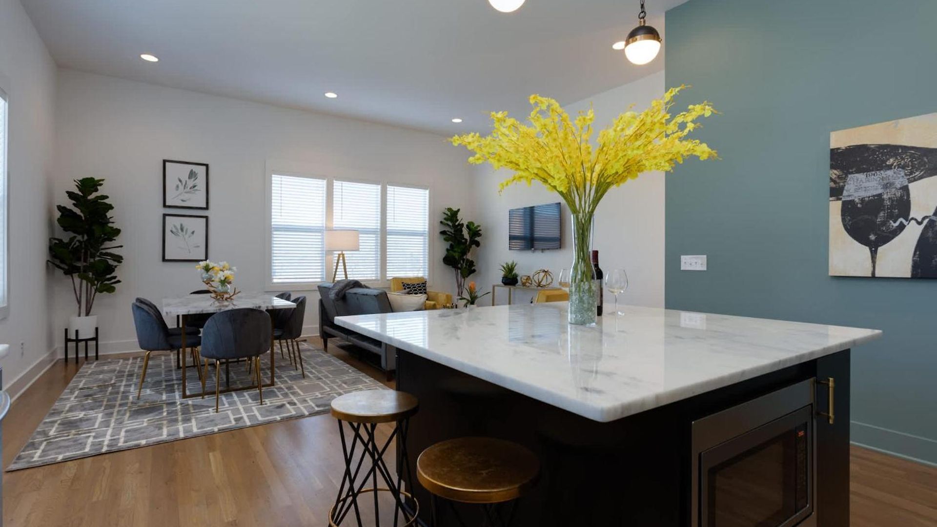 Twin Townhomes - 8br Sleeps 24 Near Dt Holiday home