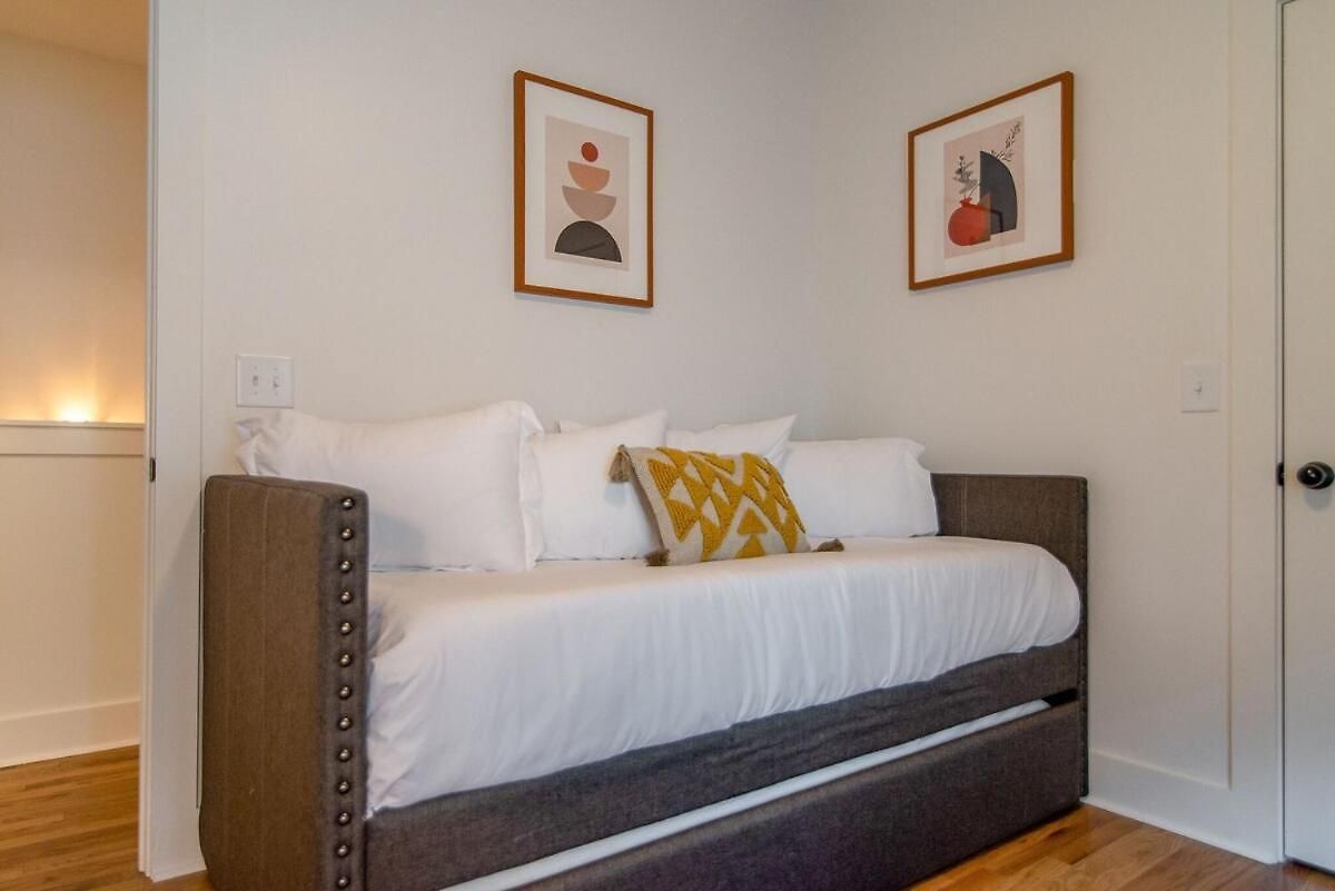 Modern East Townhome Walk To Local Favorite Restaurants And Bars 2 Car Garage Smart Tvs In Every Near Five Points The Gulch And 10 Min To Broadway 24 Hr Hospitality * Nashville