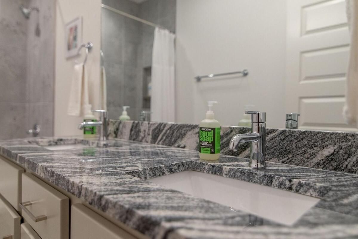 Holiday home Modern East Townhome Walk To Local Favorite Restaurants And Bars 2 Car Garage Smart Tvs In Every Near Five Points The Gulch And 10 Min To Broadway 24 Hr Hospitality