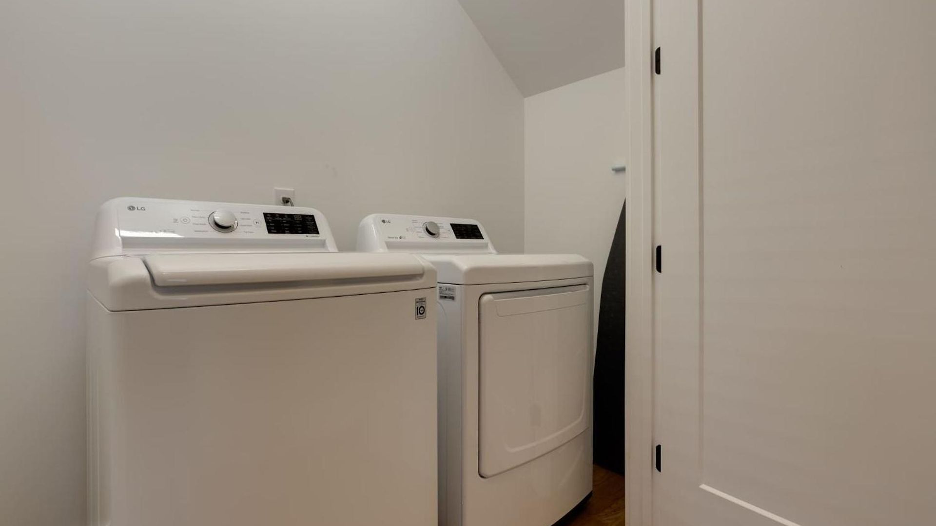 Twin Townhomes - 8br Sleeps 24 Near Dt *