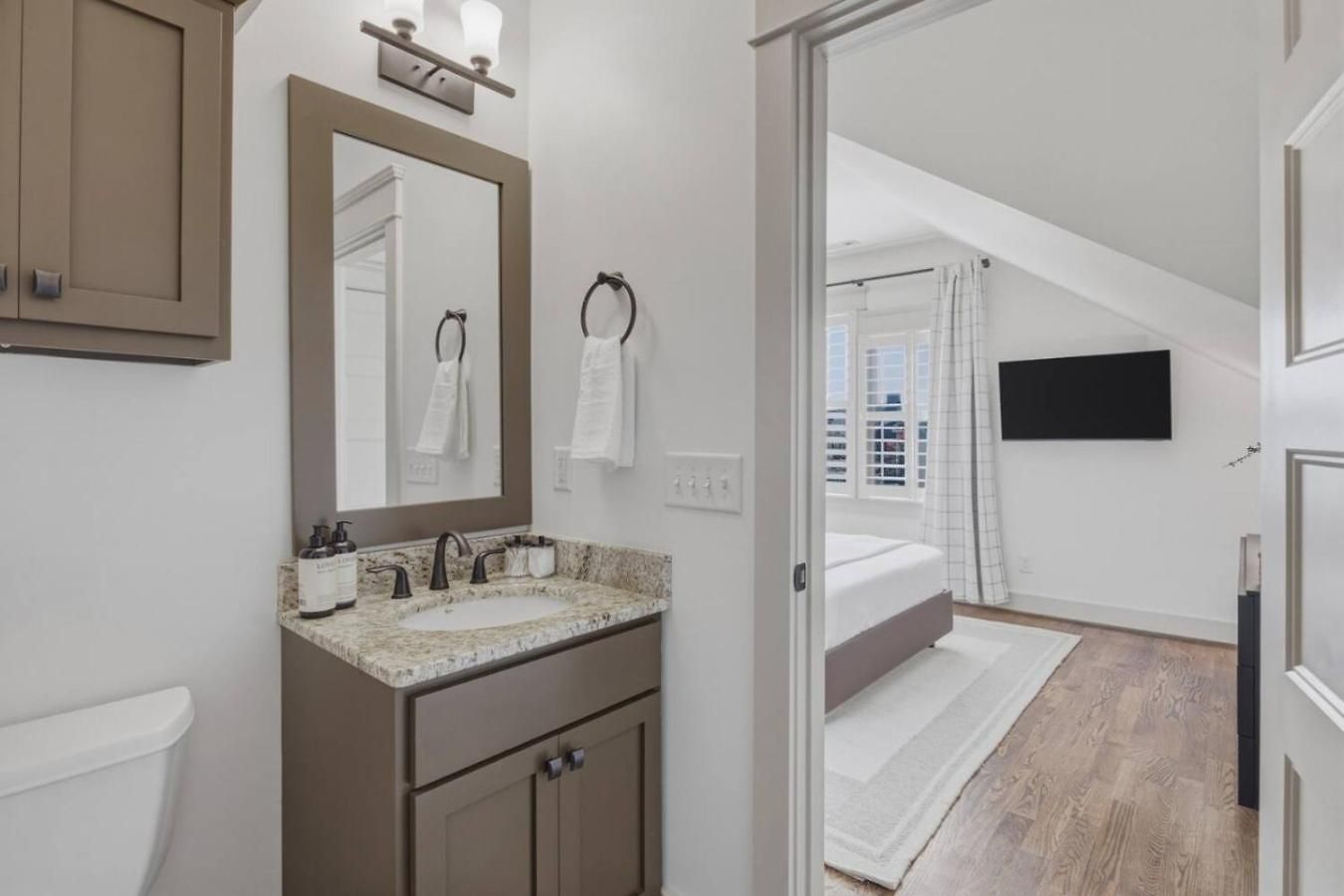 Sylvan Park With Fenced-in Yard, Porch, And Parking Holiday home