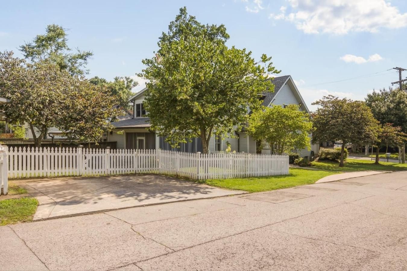 Sylvan Park With Fenced-in Yard, Porch, And Parking * Nashville