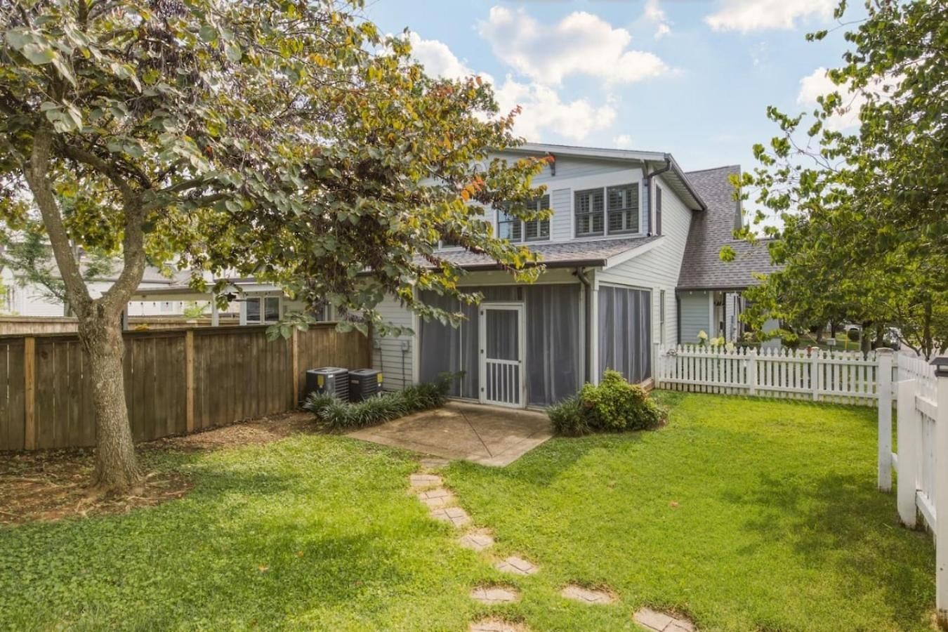 Holiday home Sylvan Park With Fenced-in Yard, Porch, And Parking