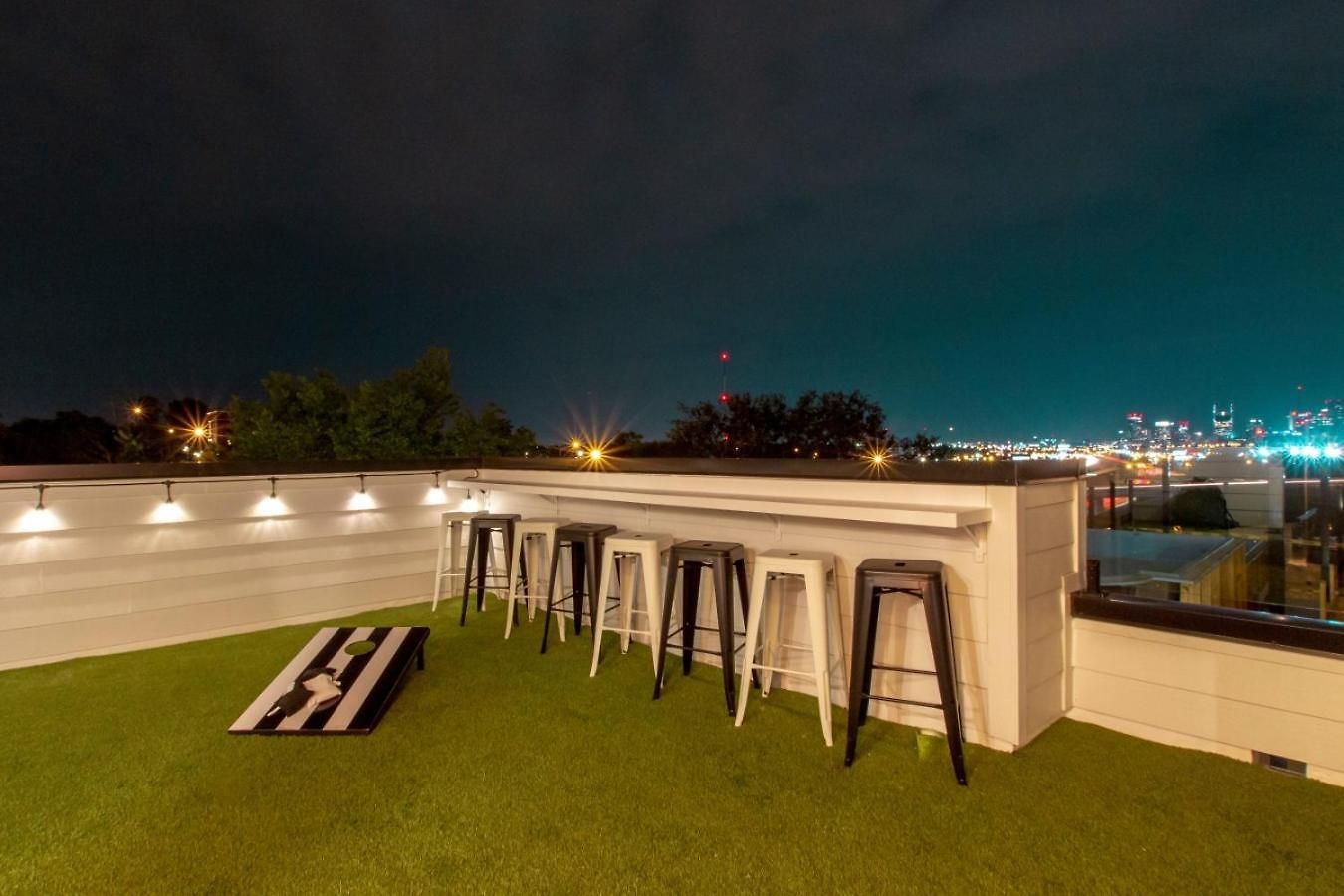 Playmate Lounge - Rooftop Hot Tub Game