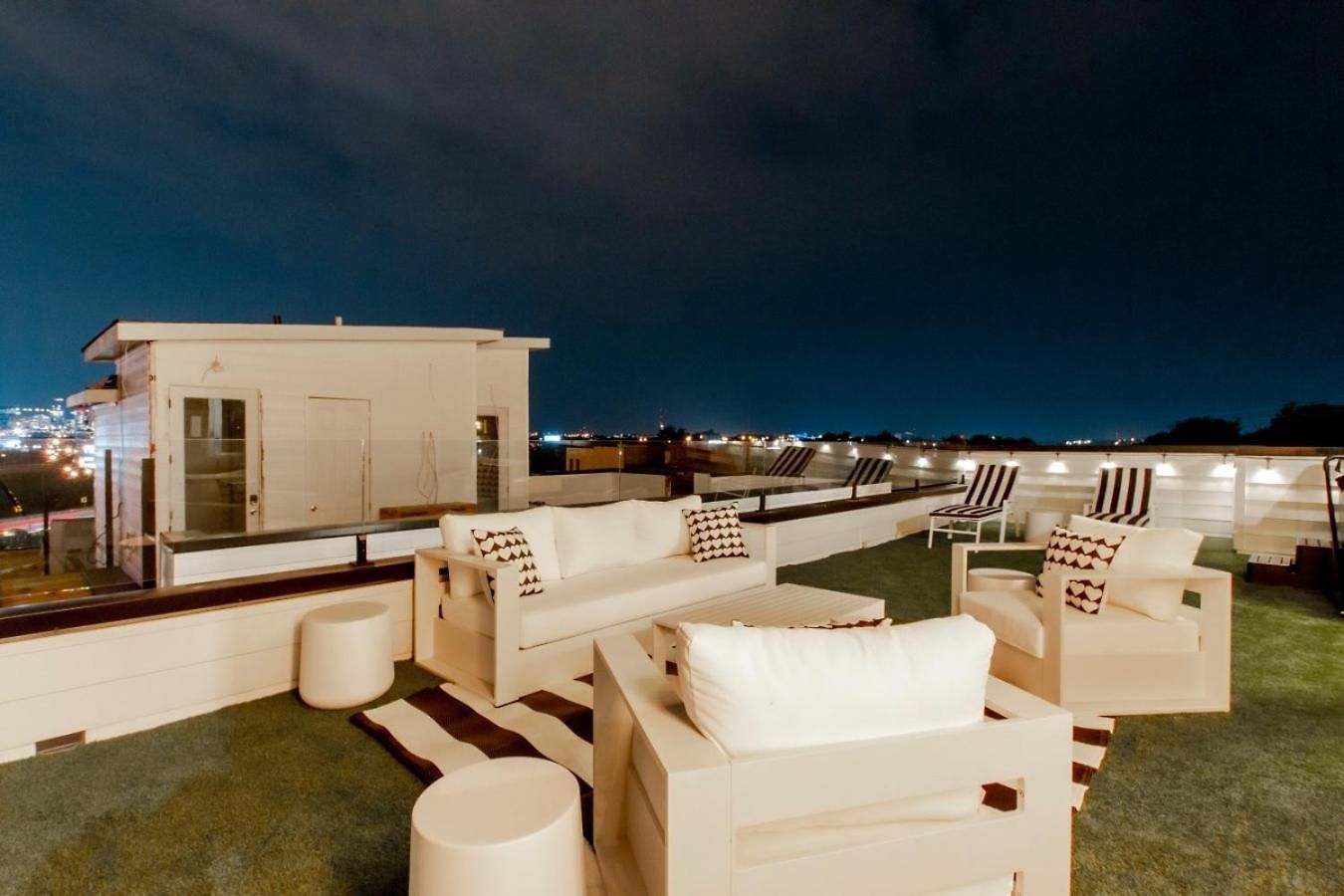 Playmate Lounge - Rooftop Hot Tub Game Holiday home