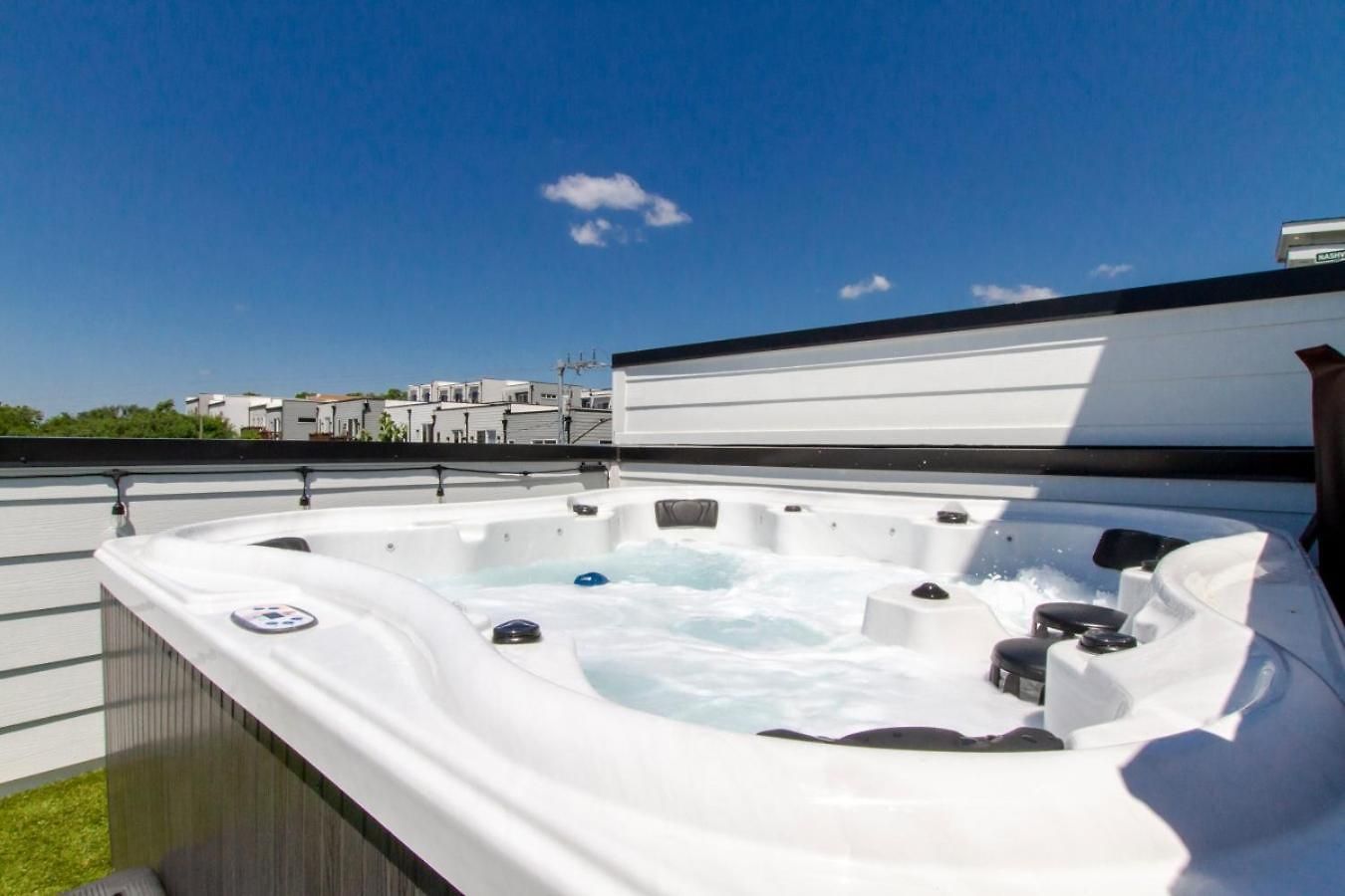 Playmate Lounge - Rooftop Hot Tub Game *