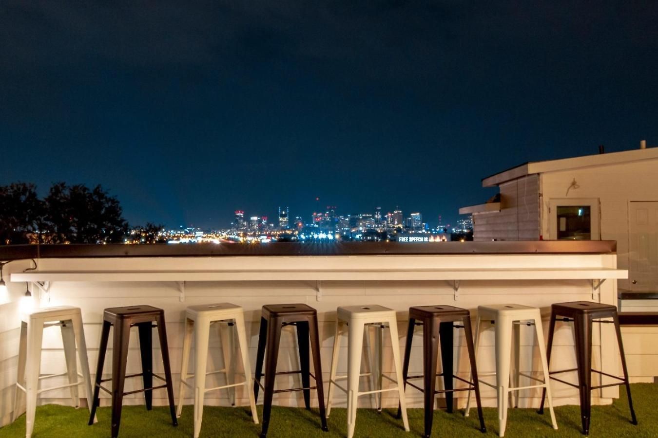 Playmate Lounge - Rooftop Hot Tub Game Holiday home