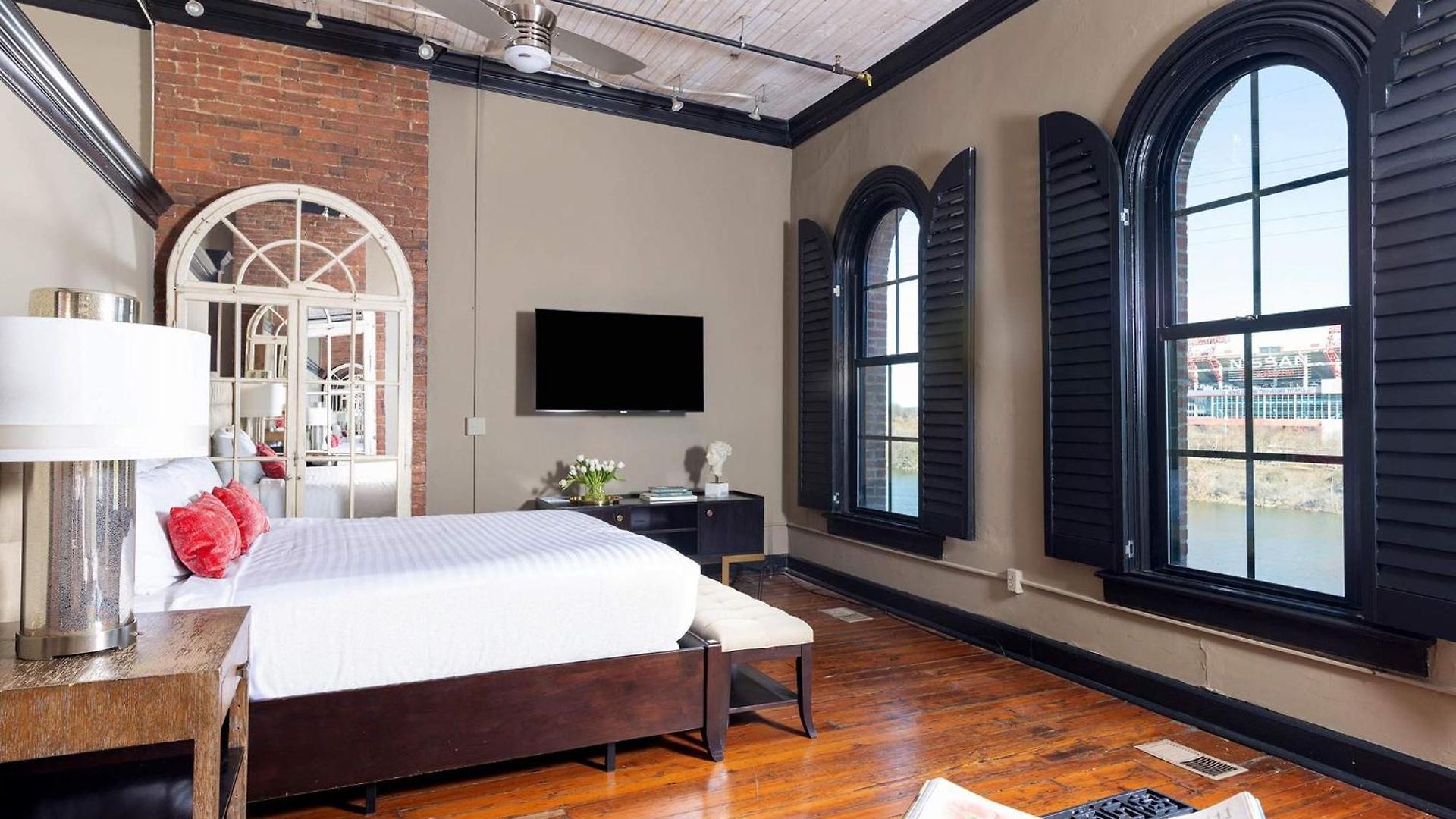 Historic Riverfront For 8 Near Broadway Nashville