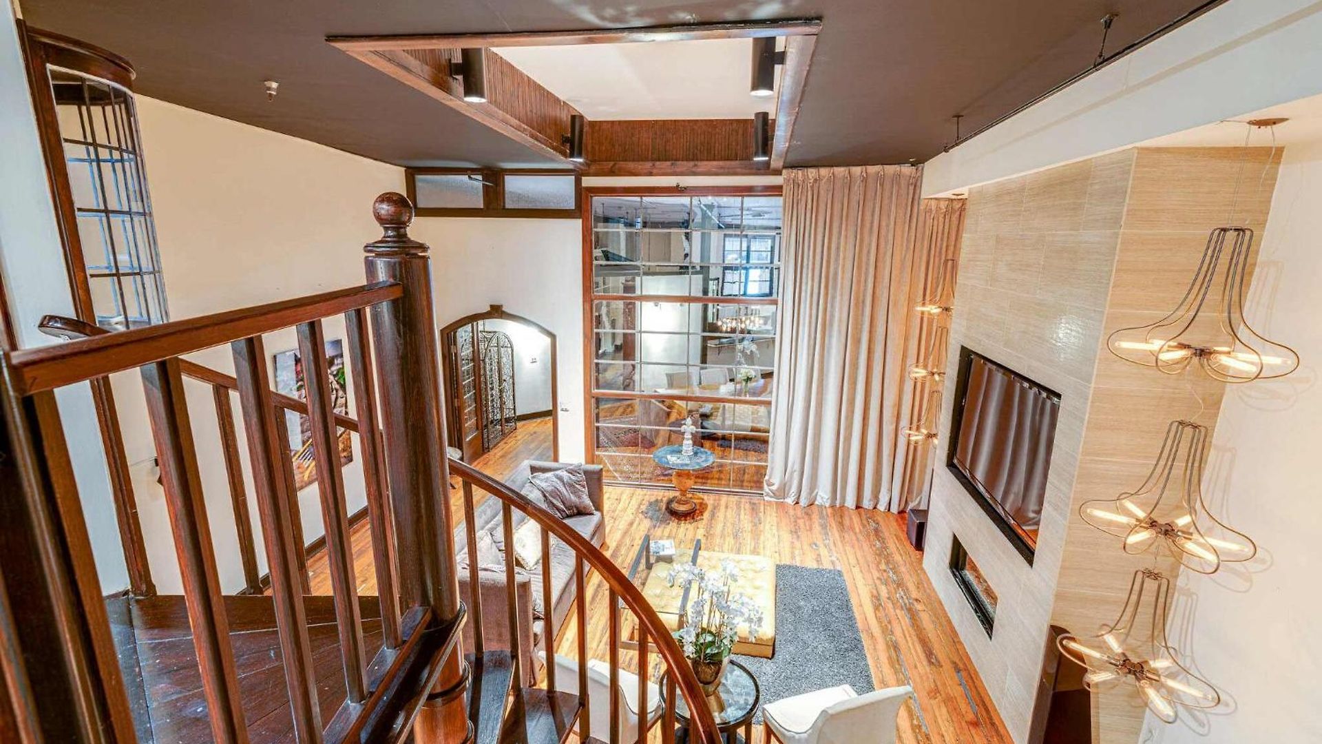 Historic Riverfront For 8 Near Broadway