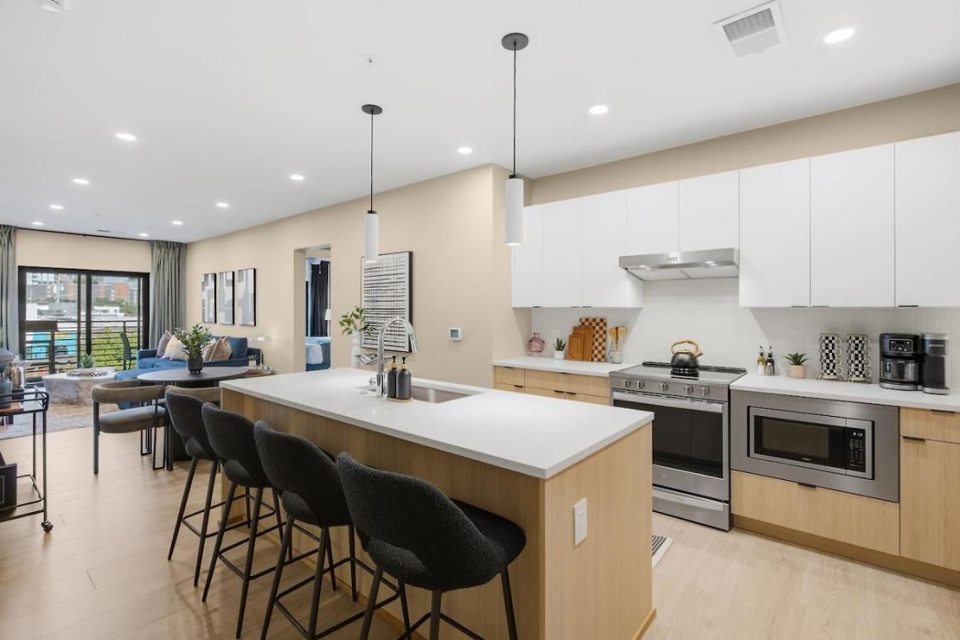 Upscale In Downtown With Pool, Balcony, Gym And Garage Nashville