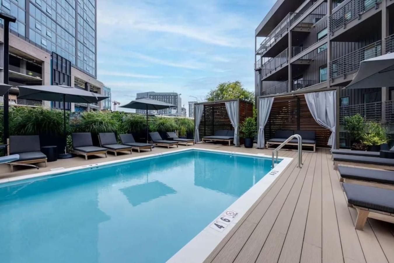 Upscale In Downtown With Pool, Balcony, Gym And Garage Nashville