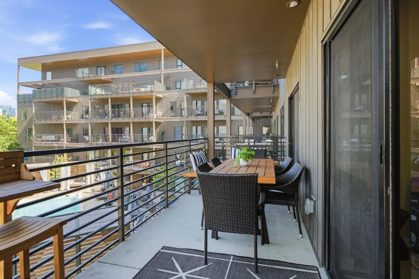 Apartment Upscale In Downtown With Pool, Balcony, Gym And Garage *