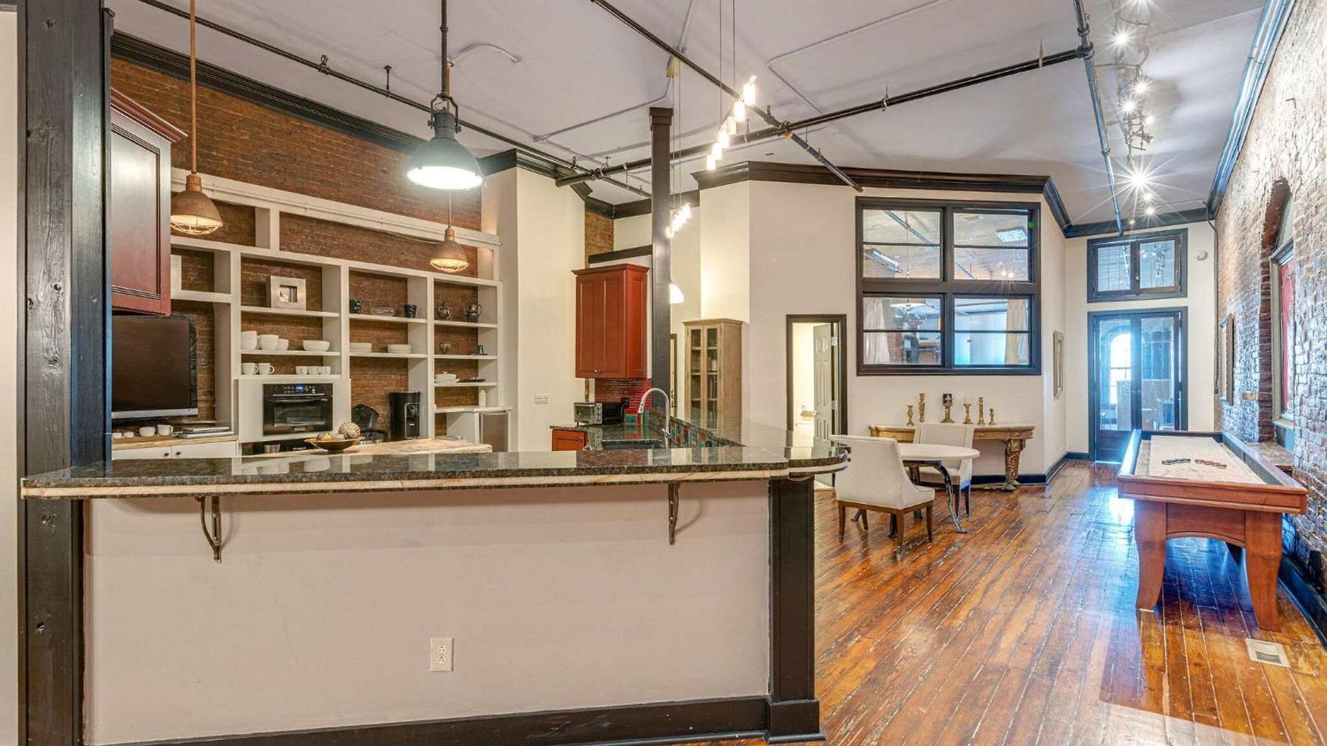 Historic Riverfront For 8 Near Broadway *