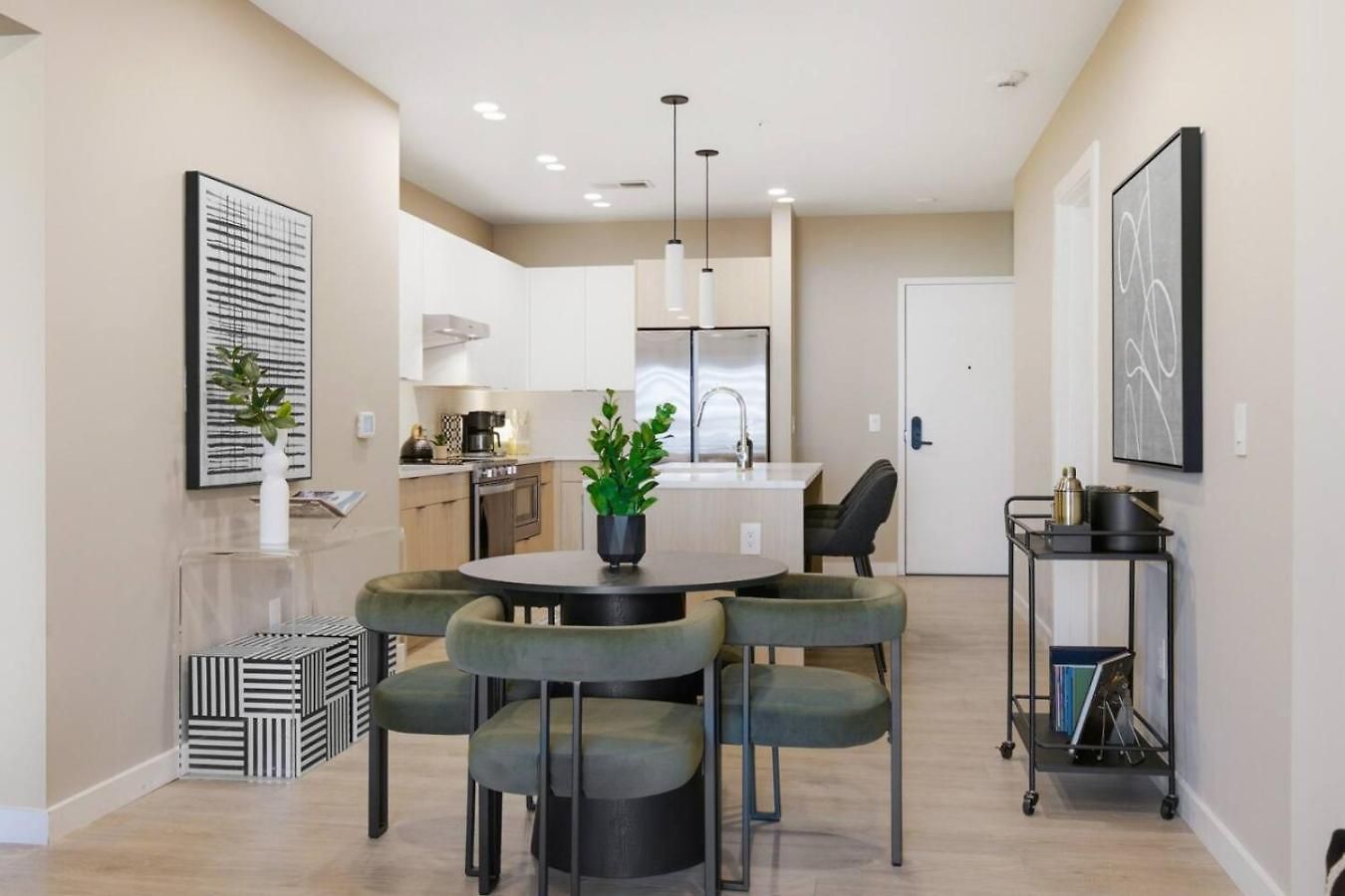 Upscale In Downtown With Pool, Balcony, Gym And Garage Apartment *