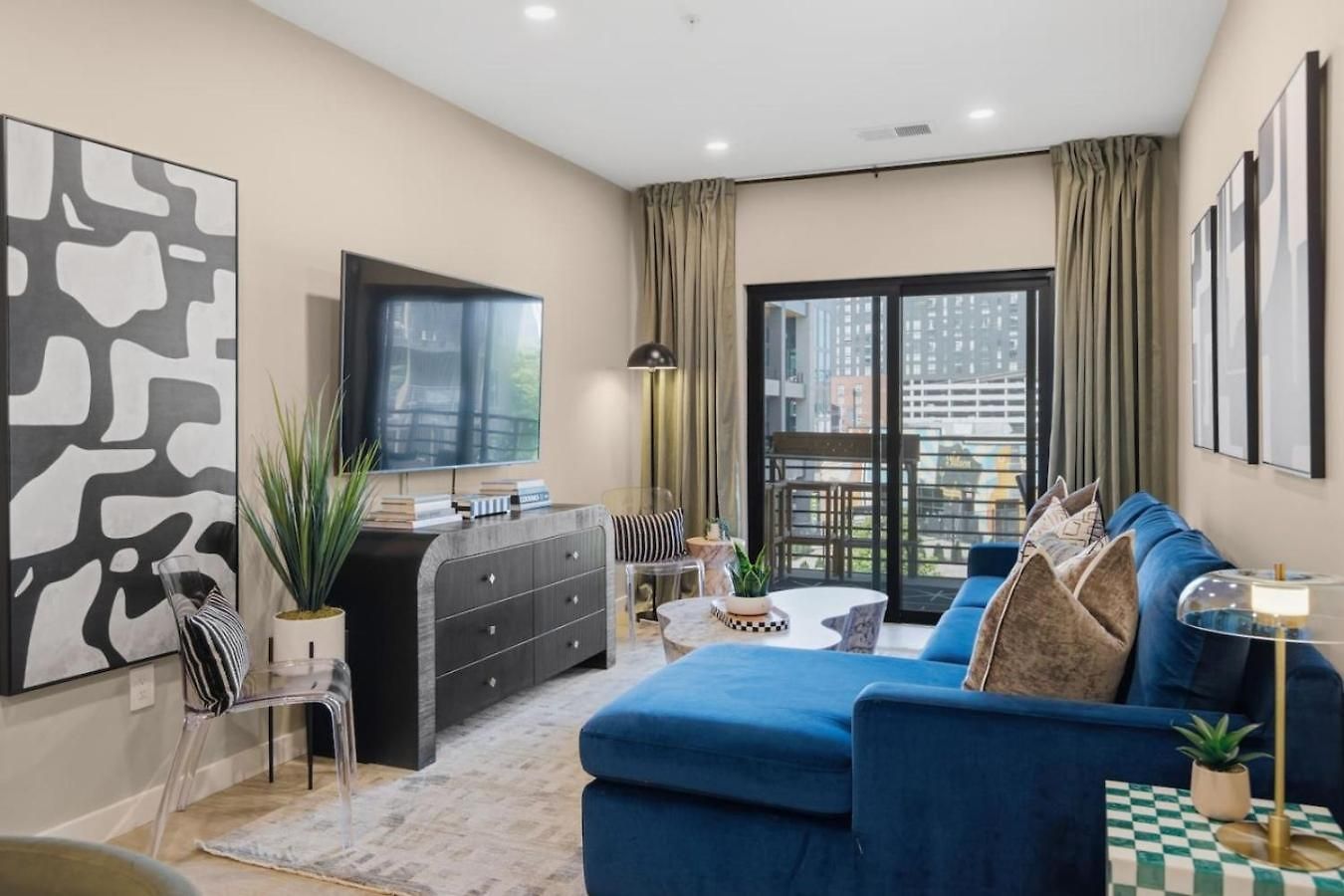 Upscale In Downtown With Pool, Balcony, Gym And Garage *