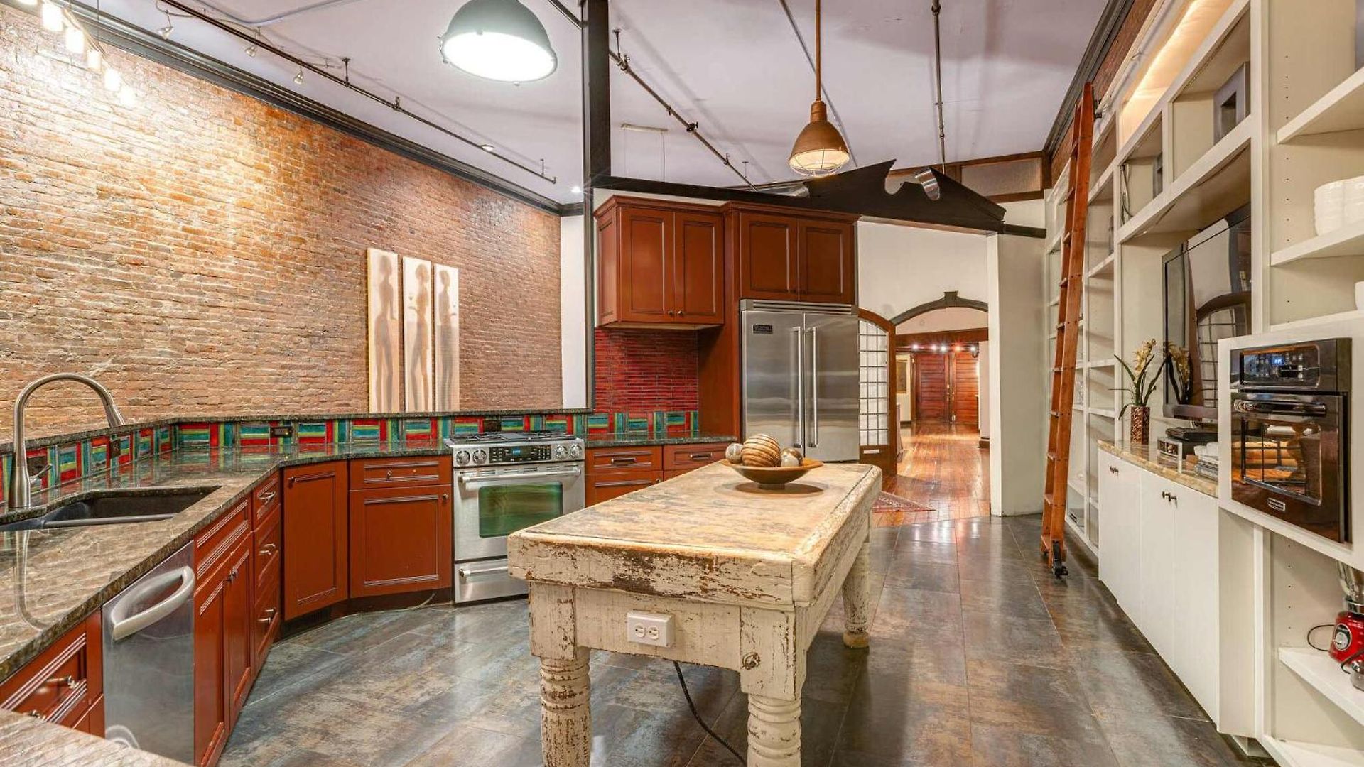 Apartment Historic Riverfront For 8 Near Broadway