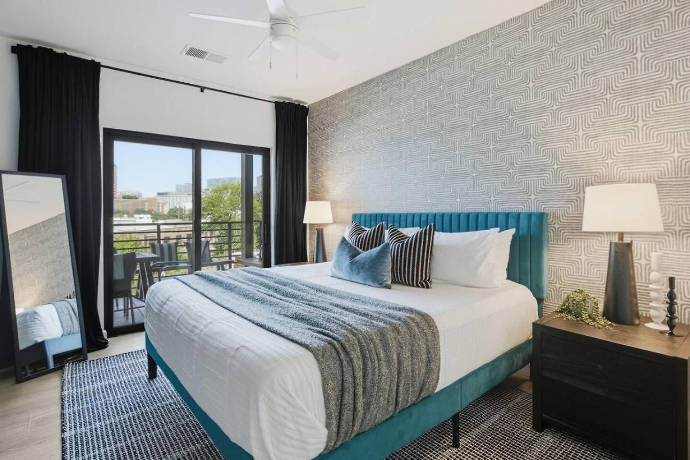 Apartment Upscale In Downtown With Pool, Balcony, Gym And Garage