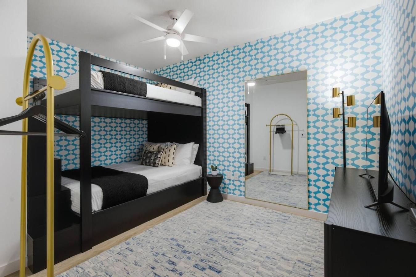 Upscale In Downtown With Pool, Balcony, Gym And Garage Nashville
