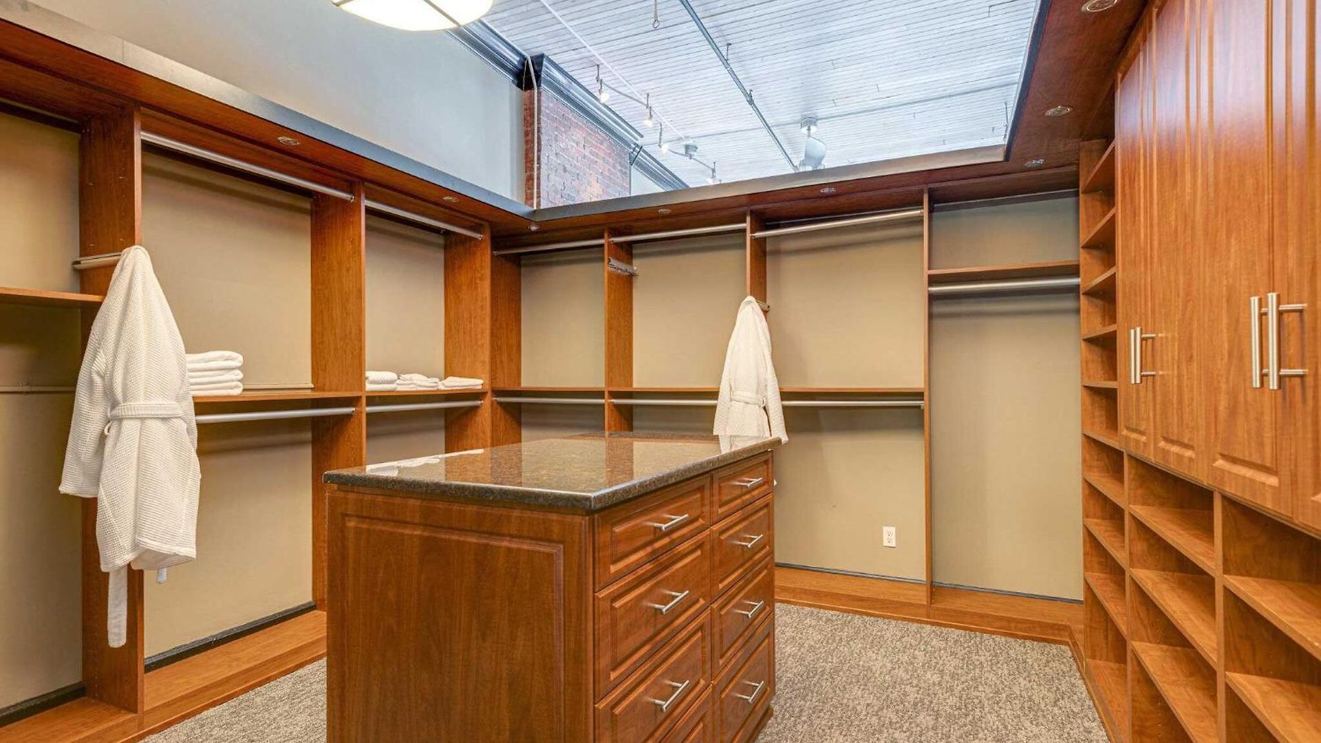 Apartment Historic Riverfront For 8 Near Broadway *