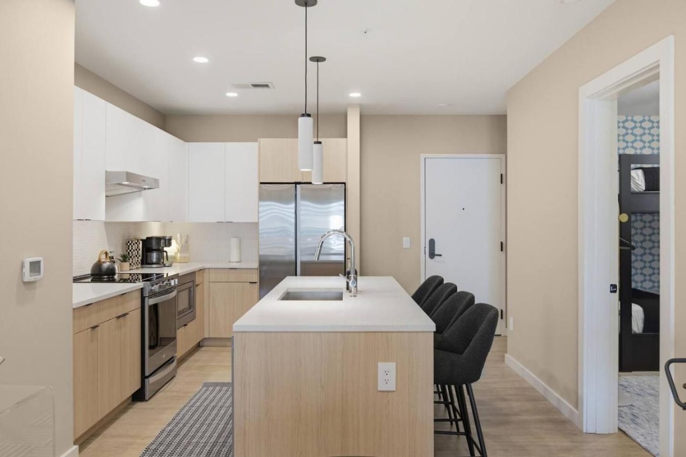 Upscale In Downtown With Pool, Balcony, Gym And Garage Apartment *