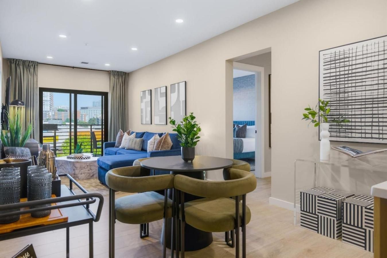 Apartment Upscale In Downtown With Pool, Balcony, Gym And Garage
