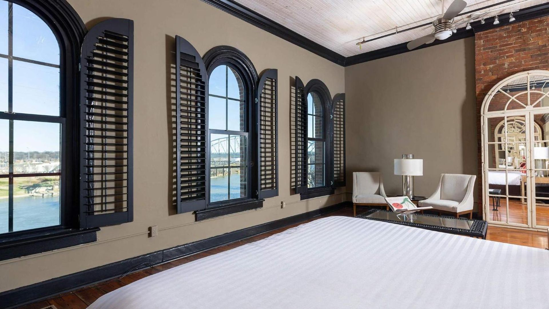 Historic Riverfront For 8 Near Broadway Apartment *