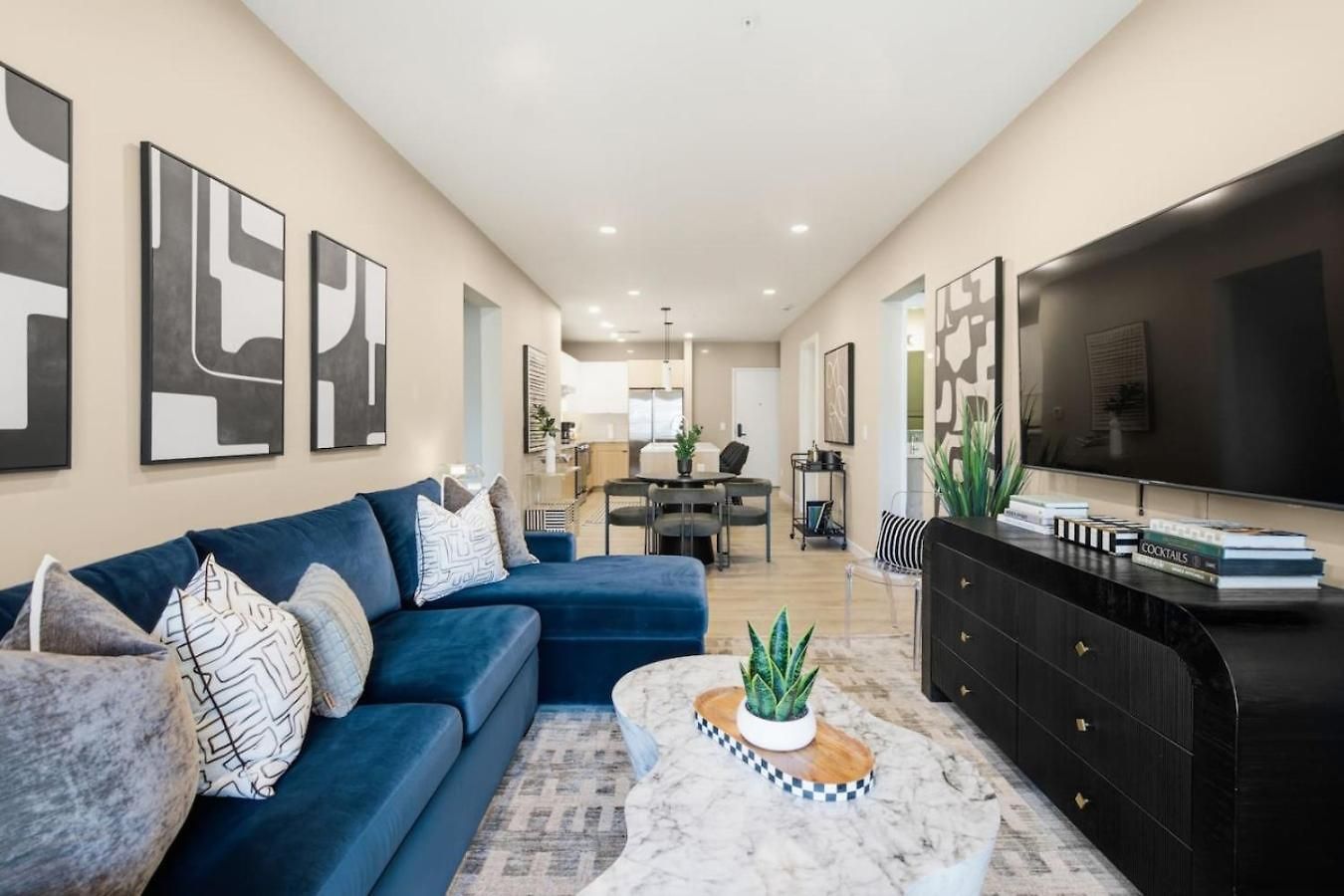 Upscale In Downtown With Pool, Balcony, Gym And Garage