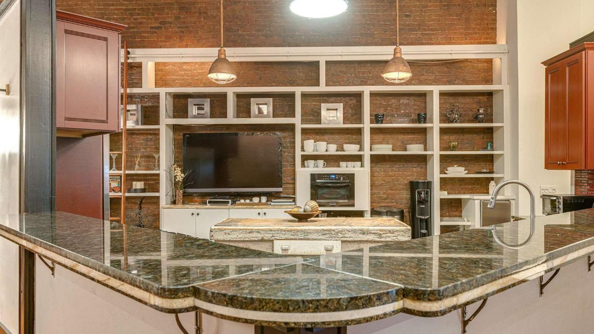 Historic Riverfront For 8 Near Broadway