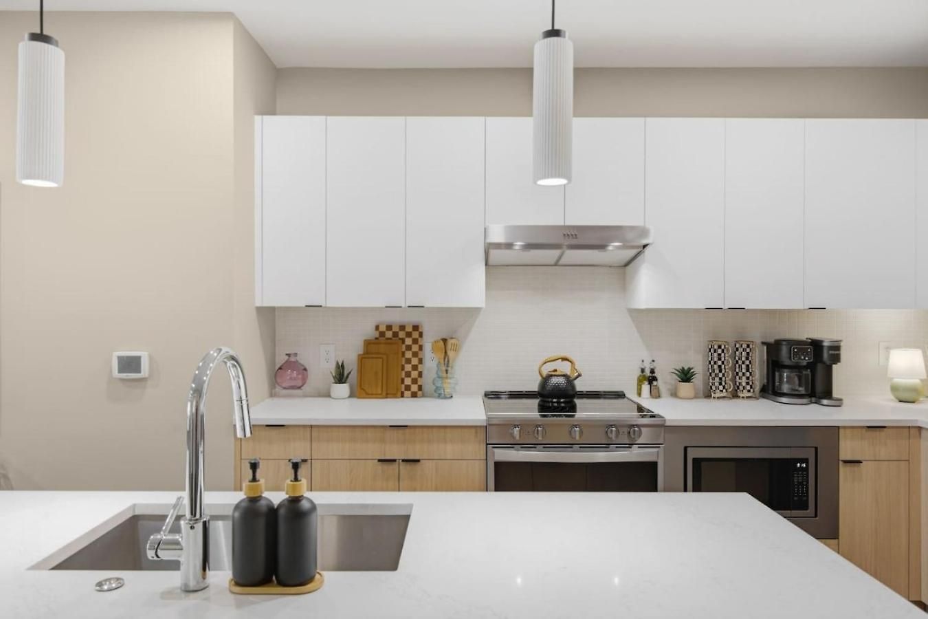 Apartment Upscale In Downtown With Pool, Balcony, Gym And Garage