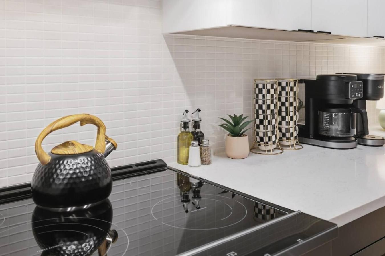 Upscale In Downtown With Pool, Balcony, Gym And Garage
