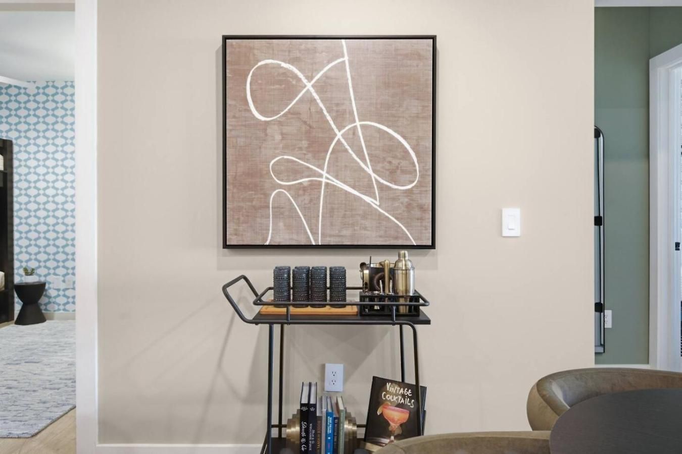 Upscale In Downtown With Pool, Balcony, Gym And Garage Apartment