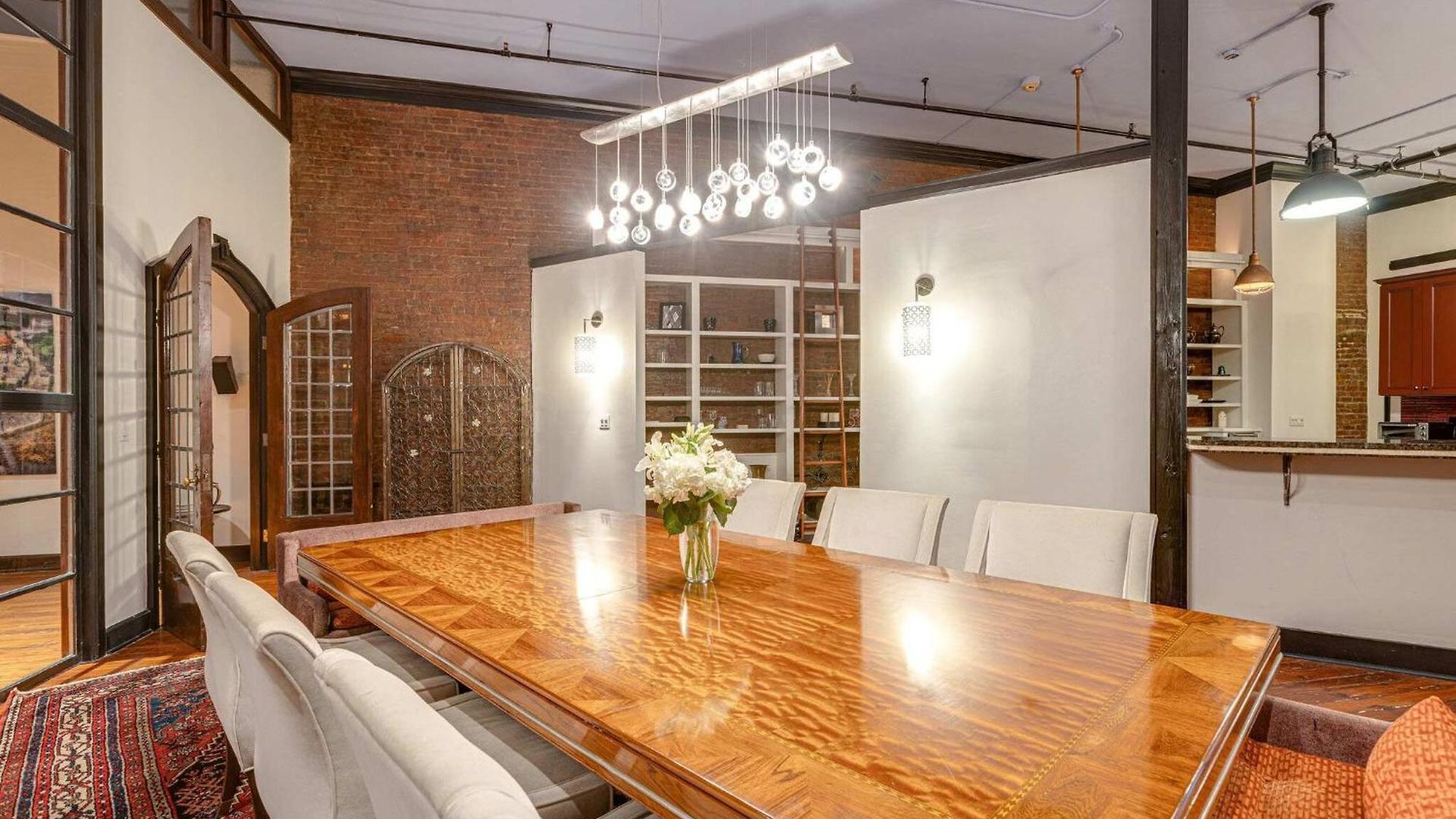 Historic Riverfront For 8 Near Broadway Apartment *