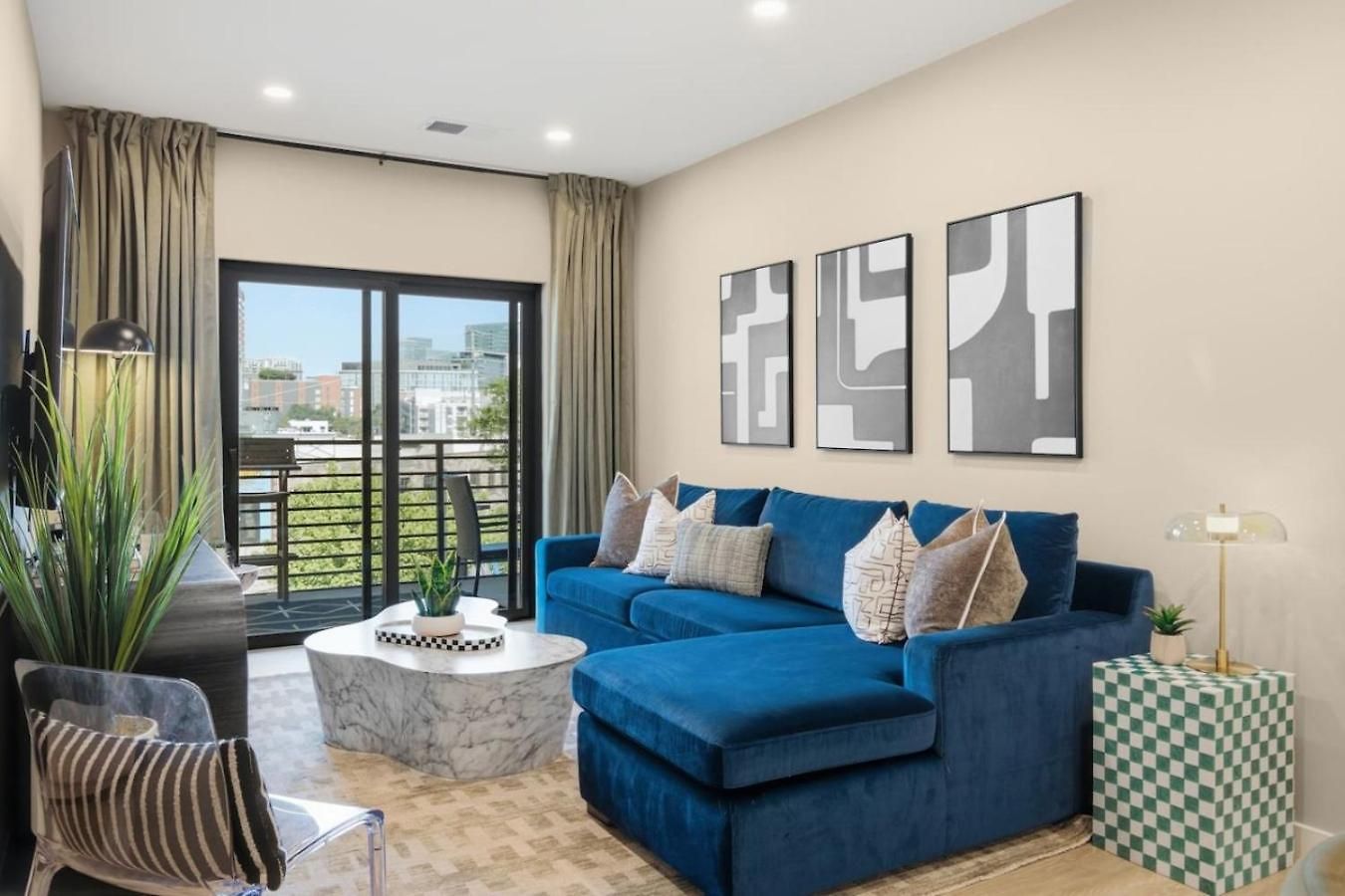 Upscale In Downtown With Pool, Balcony, Gym And Garage Nashville